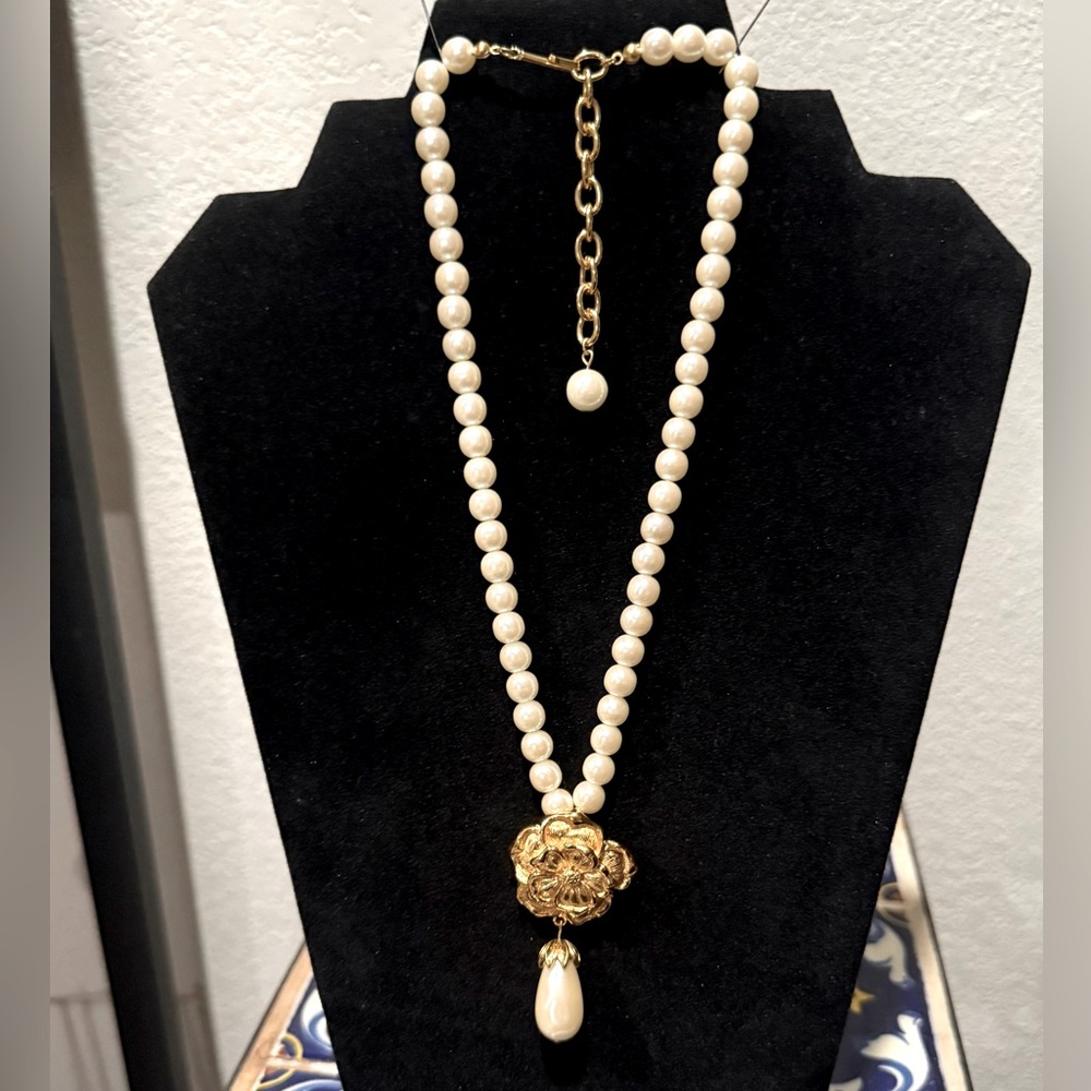 Beautiful Faux Pearl Gold Tone Flower Avon 1994 Summerset Collection.